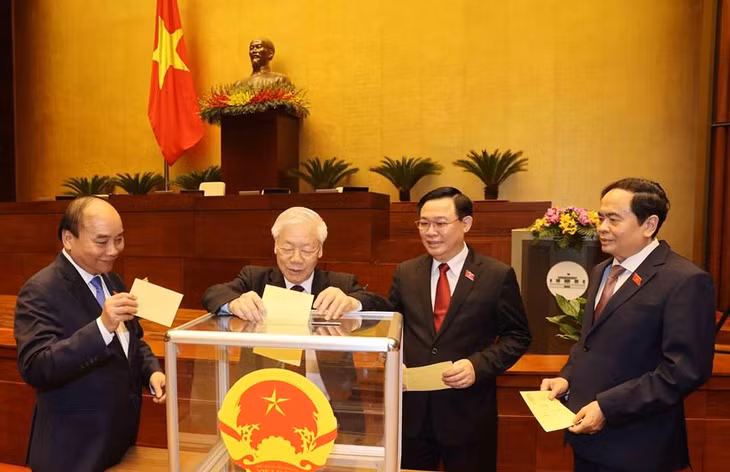 Tổng Bí thư Nguyễn Phú Trọng và các lãnh đạo Đảng, Nhà nước bỏ phiếu bầu Thủ tướng Chính phủ. Ảnh: TTXVN