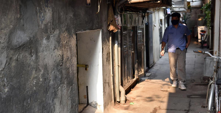 Có thể với tay là chạm ban công tầng 2