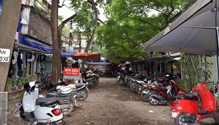 ....sân chơi sinh hoạt chung biến thành bãi trông giữ xe, ki-ốt kinh doanh.