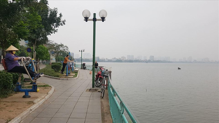 Hồ Tây là nơi rất đông người dân đến hít thở không khí và tập thể dục Hồ Tây là nơi rất đông người dân đến hít thở không khí và tập thể dục