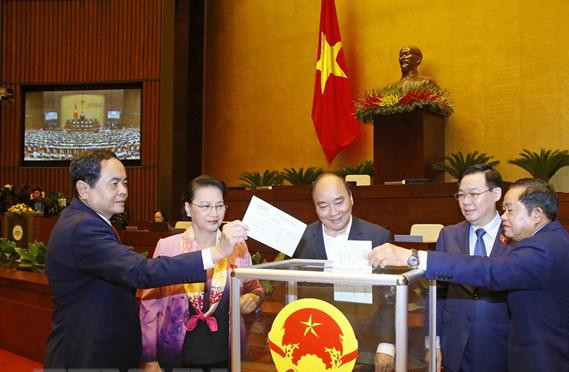 Thủ tướng Nguyễn Xuân Phúc, Chủ tịch Quốc hội Vương Đình Huệ, nguyên Chủ tịch Quốc hội Nguyễn Thị Kim Ngân và các đại biểu bỏ phiếu bầu một số Phó Chủ tịch Quốc hội. Ảnh: TTXVN