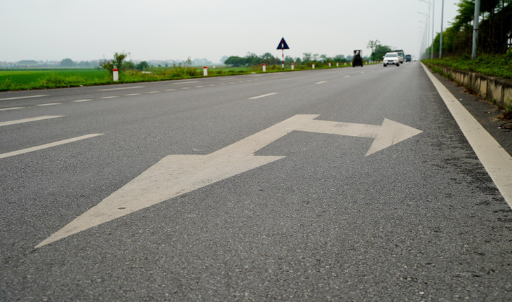 Mặt đường thảm nhựa, mặt cắt ngang 40m.