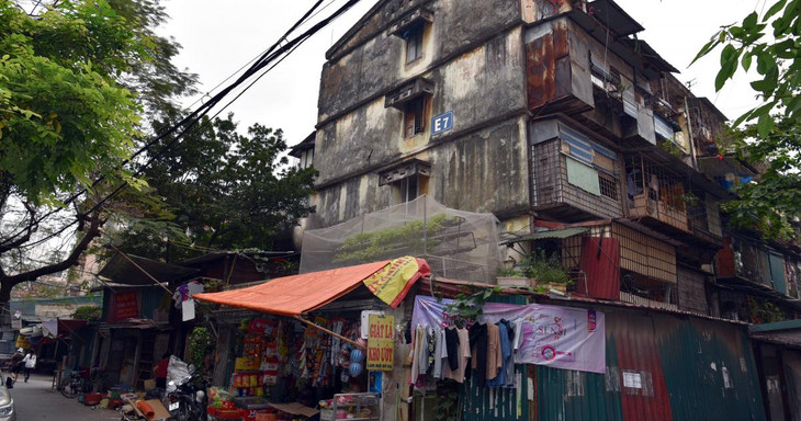 Tương tự nhà E7 bị lún nghiêng bên trái mắt thường có thể thấy rõ