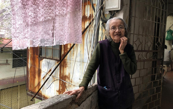 Những người dân sinh sống nơi đây,chia sẻ: &quot;Chúng tôi sống trên tầng cao hàng chục năm nay, bất an lo lắng không biết tai họa xảy ra lúc nào. Chỉ mong Thành phố Hà Nội sớm có quy hoạch, có cơ chế chính sách nào đó cho nhà đầu tư xây dựng, để chúng tôi có nơi sinh sống an toàn. Trước đây, 2 dãy nhà này có kế hoạch cải tạo từ năm 2001, nhưng từ đó đến nay, do nhiều thứ vướng mắc nên vẫn chưa được thực hiện.&quot;