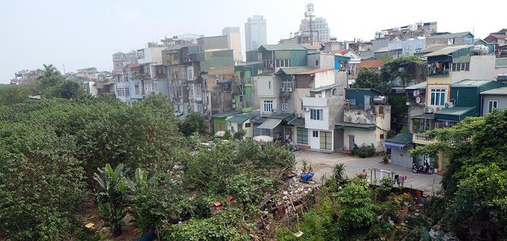 Nhiều quỹ đất ở đây bị người dân lấn chiếm xây dựng, thành nơi xả rác thải các loại.