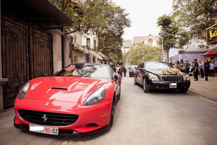 Một đám cưới dùng siêu xe Ferrari và siêu sang Maybach mang biển ngoại giao làm đoàn xe rước dâu