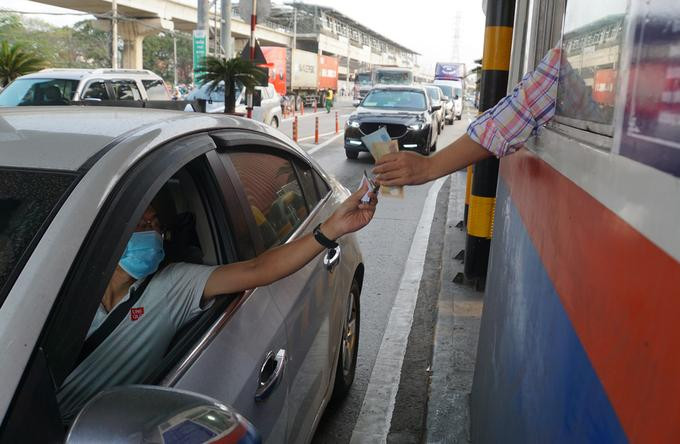 Tài xế trả tiền vé khi qua trạm BOT xa lộ Hà Nội