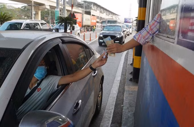 Tài xế trả tiền vé khi qua trạm BOT xa lộ Hà Nội