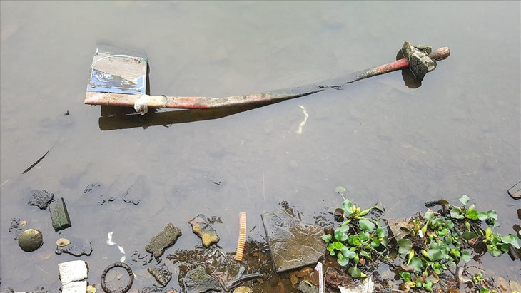 Không khó để thấy rác thải trôi nổi ven hồ như thế này Không khó để thấy rác thải trôi nổi ven hồ như thế này