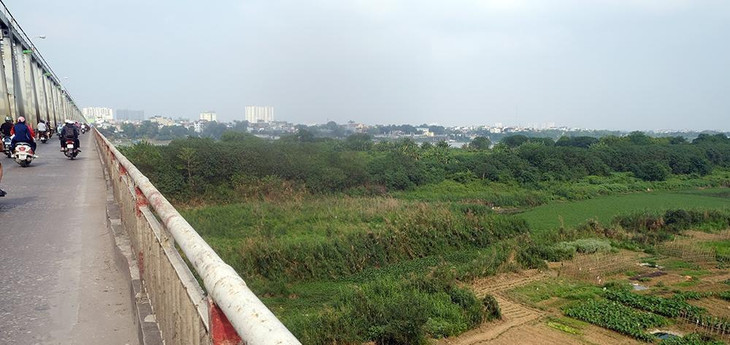 Một khu vực cồn đất đắc địa rộng lớn nhìn từ mặt cầu Chương Dương.