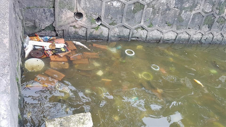 Đủ các loại rác thải, thậm chí cả bát hương la liệt dưới lòng hồ Đủ các loại rác thải, thậm chí cả bát hương la liệt dưới lòng hồ