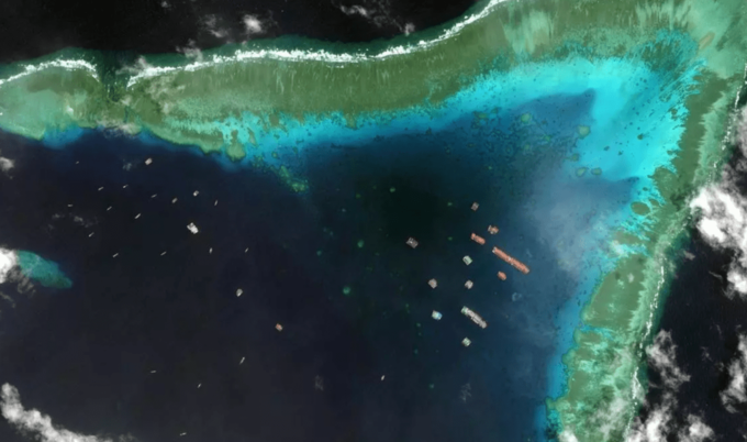 Tàu Trung Quốc kết thành hàng dài tại đá Ba Đầu gần đảo Sinh Tồn Đông thuộc chủ quyền Việt Nam. Ảnh: Maxar