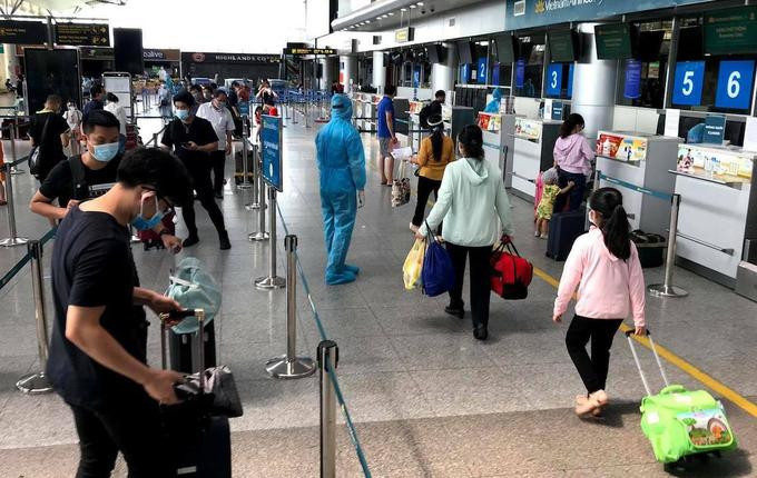Xếp hàng làm thủ tục checkin tại sân bay Đà Nẵng