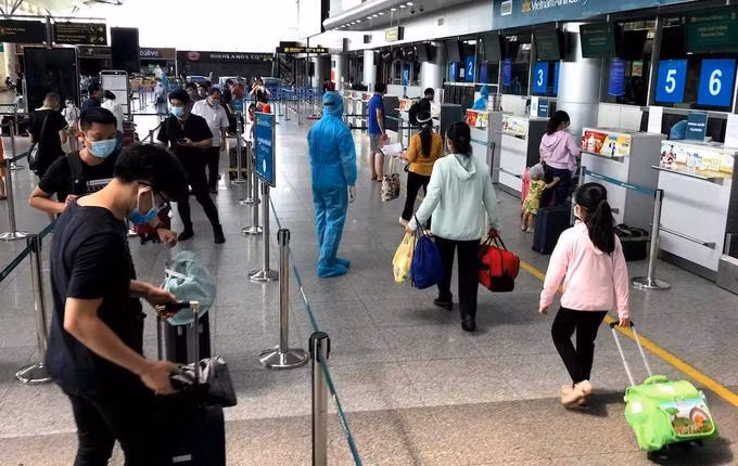 Xếp hàng làm thủ tục checkin tại sân bay Đà Nẵng