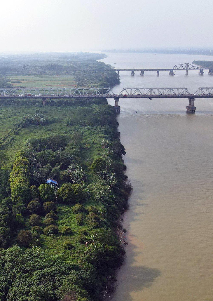 Những lô đất này nổi giữa sông và nhiều diện tích nằm ngoài đê kéo dài hàng cây số kéo dài từ nơi dự kiến xây dựng cầu Tứ Liên cho tới nơi trong tương lai sẽ xây dựng cầu Trần Hưng Đạo.