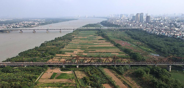 Khoảng đất rộng mênh mông giữa đôi bờ sông Hồng ở khu vực các quận trung tâm Hà Nội nhìn từ trên cao.