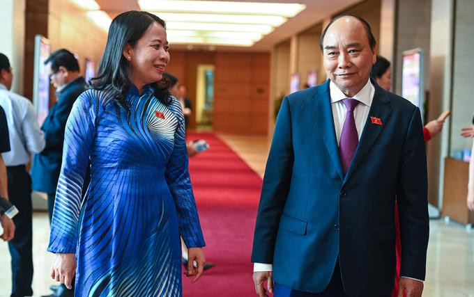 Chủ tịch nước Nguyễn Xuân Phúc và Bí thư Tỉnh ủy An Giang Võ Thị Ánh Xuân bên hành lang Quốc hội. Ảnh: Giang Huy