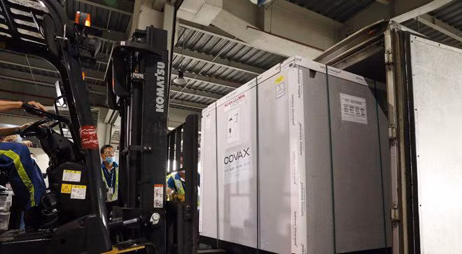 Hơn 800.000 liều vaccine AstraZaneca do Covax tài trợ đã về đến Việt Nam