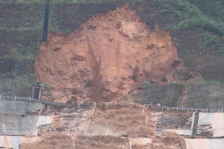 Mái taluy thủy điện A Lưới bị sạt lở khi đường ống ngầm bị vỡ