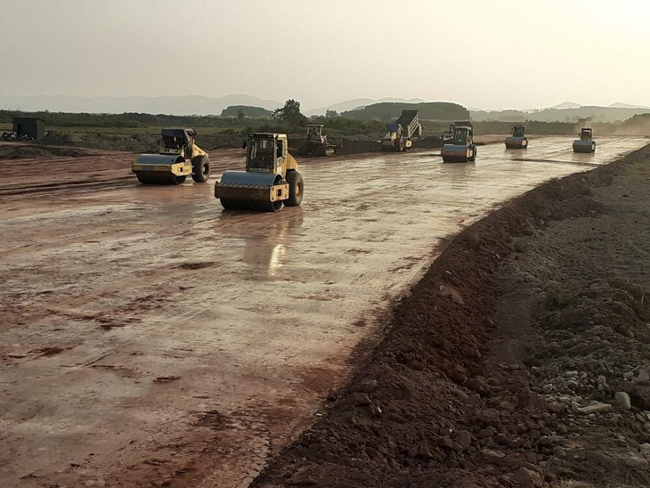 Hàng trăm phương tiện, máy móc thi công cao tốc Vân Đồn - Móng Cái