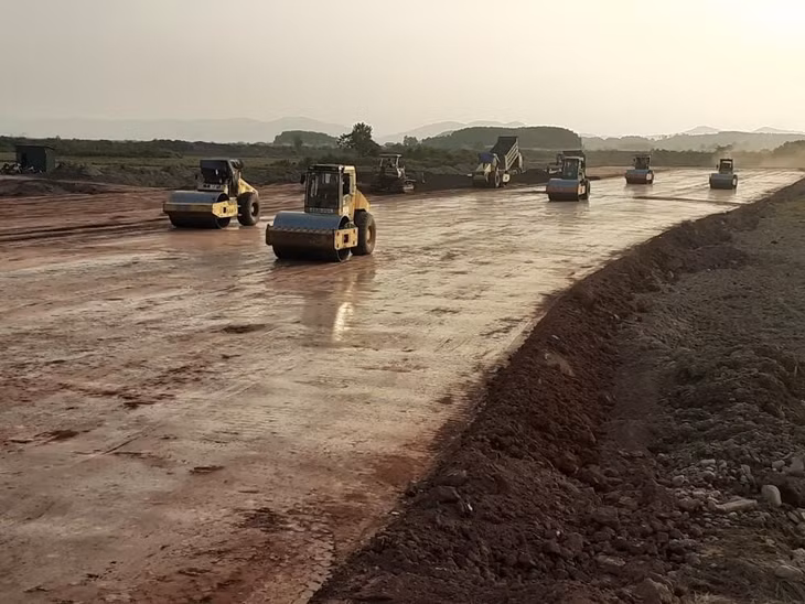 Hàng trăm phương tiện, máy móc thi công cao tốc Vân Đồn - Móng Cái