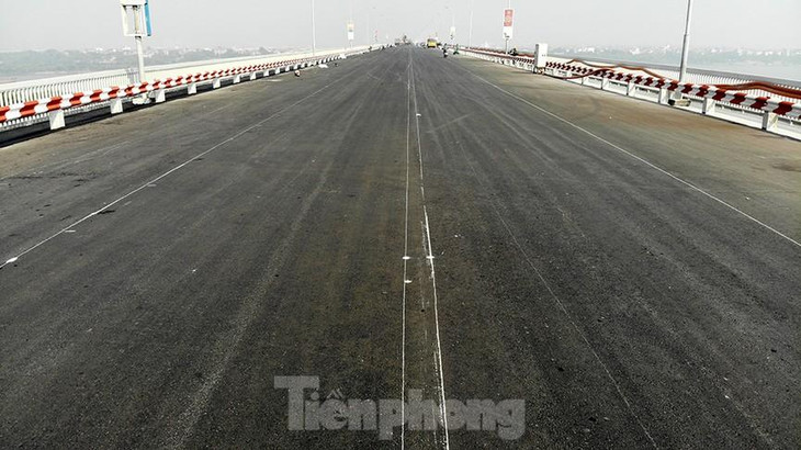 100 khối lượng công việc tu sửa mạt cầu đã xong, giờ chỉ còn lại việc kẻ sơn phân làn đường.