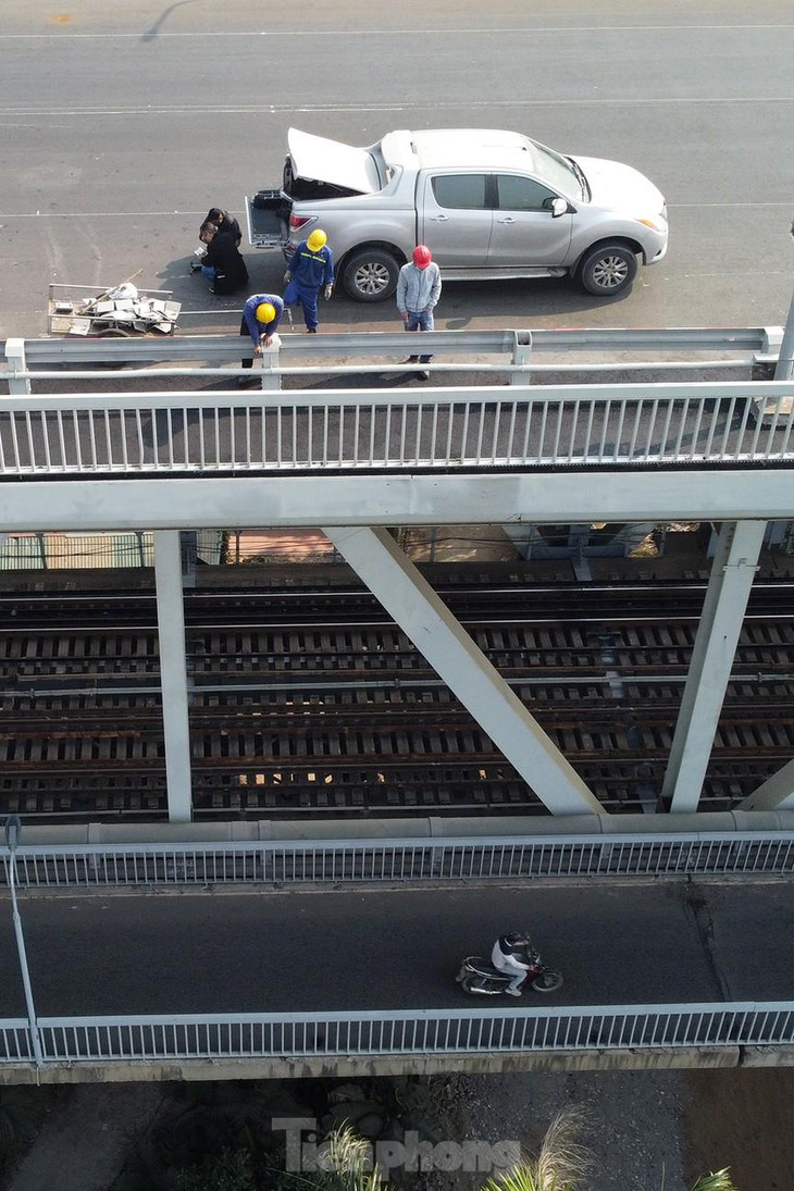 Trong suốt thời gian đóng đường thi công vừa qua, đường dành cho xe gắn máy và đường tàu hỏa phía dưới vẫn hoạt động bình thường.