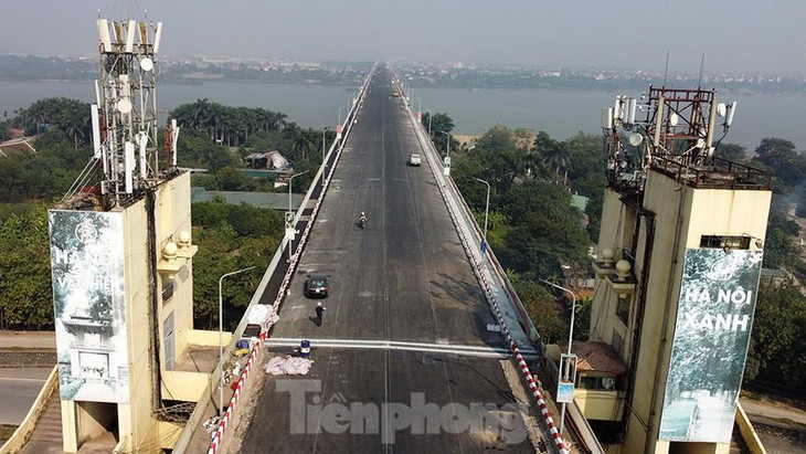 Với chiều dài gần 3.500 mét, cây cầu Thăng Long nối trực tiếp huyện Đông Anh với quận Bắc Từ Liêm (Hà Nội). Cây cầu là biểu tượng lối liền hai bờ sông Hồng trong suốt 25 năm qua, nay được khoác thêm tấm áo mới.