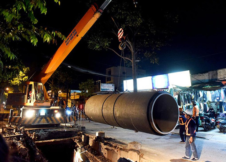 Công nhân lắp đặt ống đường kính 1,5 m tại tỉnh lộ 10, quận Bình Tân