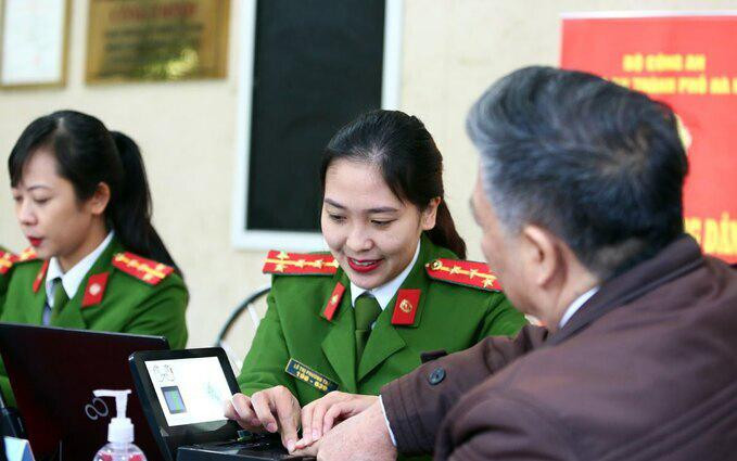 Công an Hà Nội thu thập dữ liệu để làm căn cước công dân gắn chip