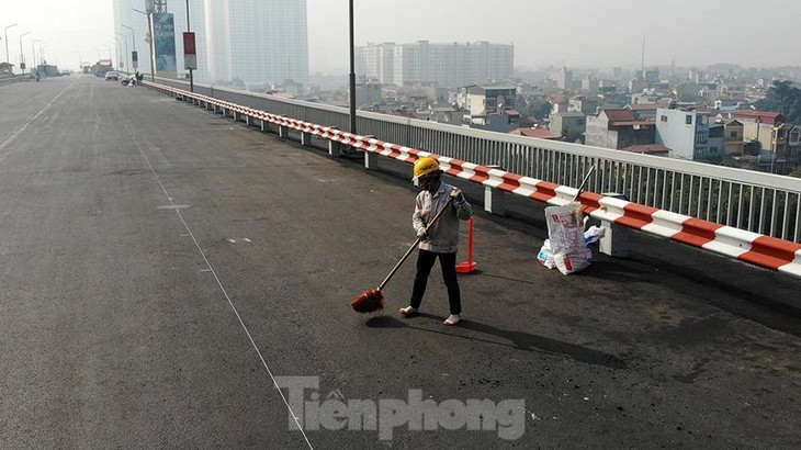 Cũng như vệ sinh lại bề mặt sau khi tiến hành thảm lại mặt cầu.