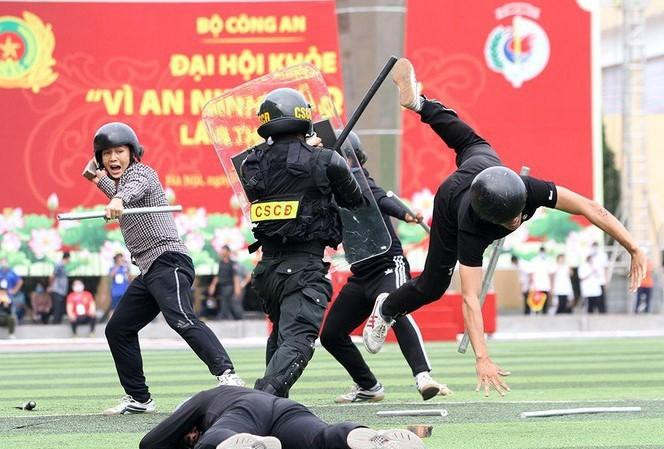 Một buổi diễn tập của lực lượng công an