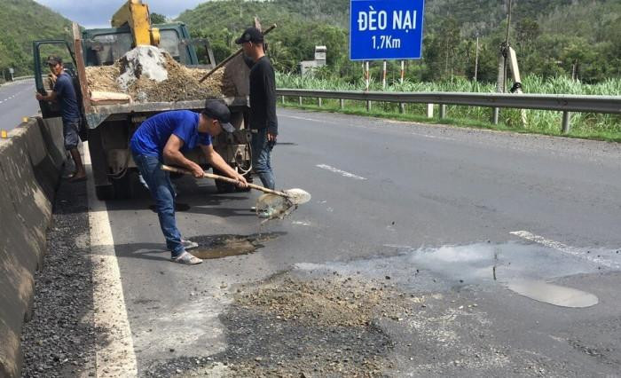 Dự án Mở rộng QL1 qua địa bàn tỉnh Phú Yên gặp hư hỏng cục bộ, xuất hiện ổ gà