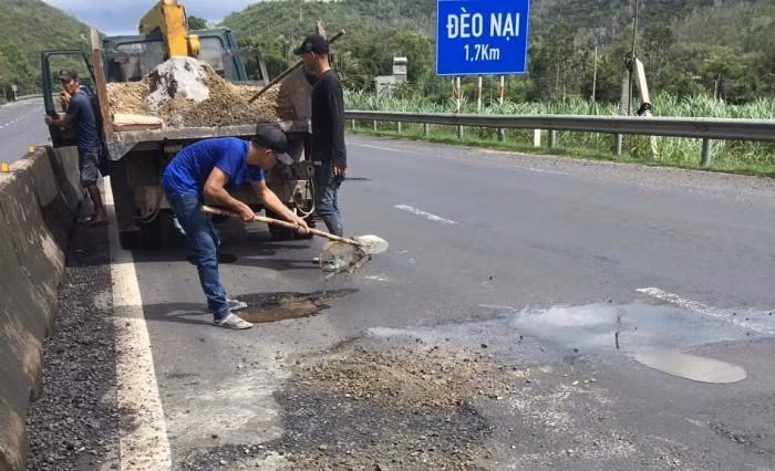 Dự án Mở rộng QL1 qua địa bàn tỉnh Phú Yên gặp hư hỏng cục bộ, xuất hiện ổ gà