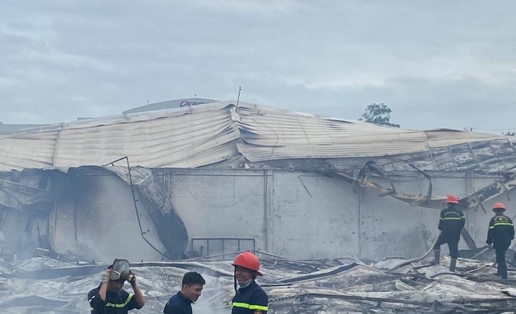 Cảnh sát dập lửa ở nhà xưởng Công ty CP May Tam Quan, Bình Định Cảnh sát dập lửa ở nhà xưởng Công ty CP May Tam Quan, Bình Định