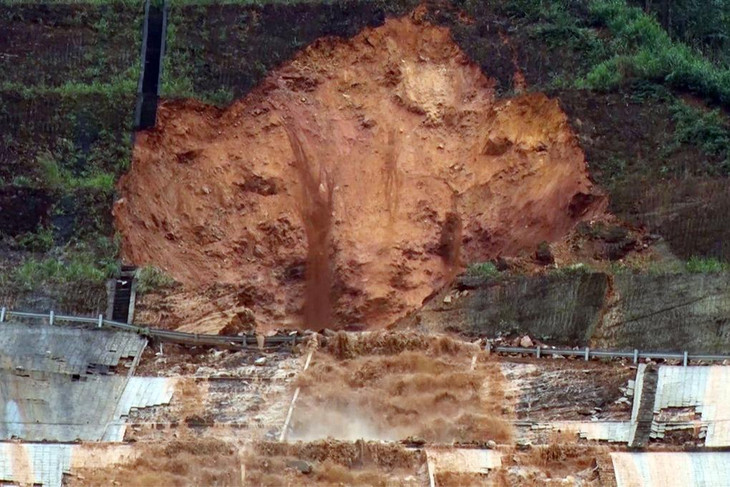 Mái taluy ở thủy điện A Lưới bị nước từ đường ống vỡ cuốn trôi