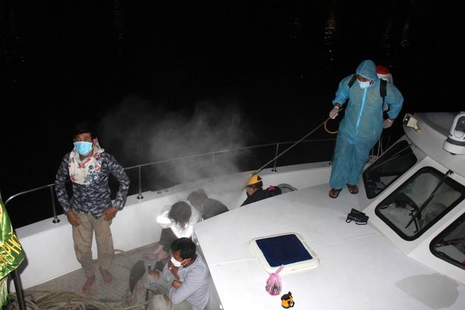 6 người nhập cảnh trái phép vào Việt Nam bằng đường biển được lực lượng chức năng phát hiện 6 người nhập cảnh trái phép vào Việt Nam bằng đường biển được lực lượng chức năng phát hiện