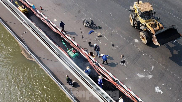 Những mét đường kỹ thuật hai bên thành cầu đang được nhà thầu khẩn trương thi công trong dịp Tết dương lịch.