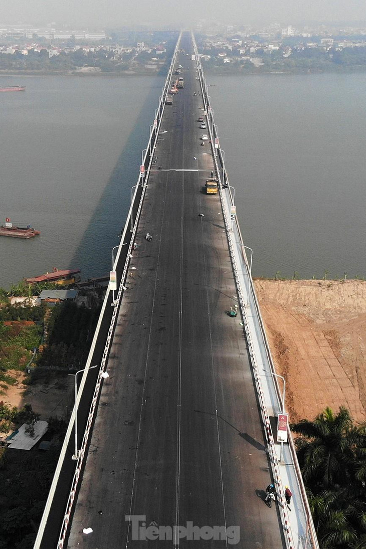 Mặt cầu với bốn làn xe rõ rệt đang lộ diện trở lại.