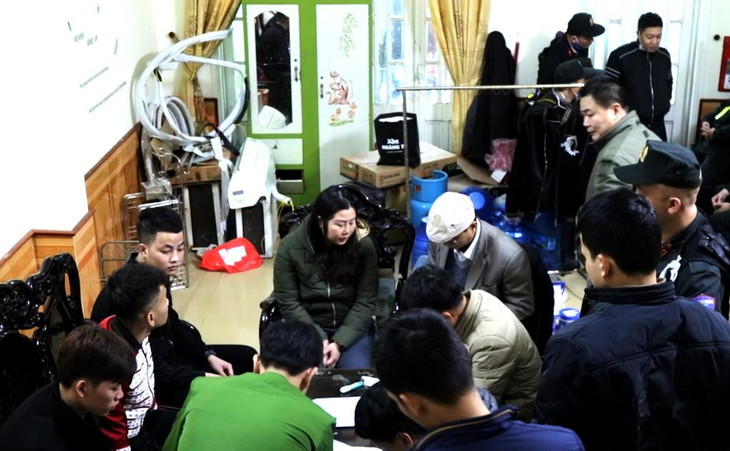 Nhà chức trách làm việc với một nhóm hoạt động cho vay nặng lãi