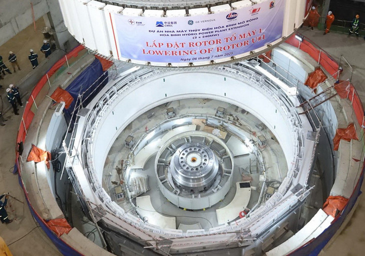 Rotor tổ máy số 1 của Thủy điện Hòa Bình mở rộng đang chuẩn bị được hạ đặt, ngày 6/7