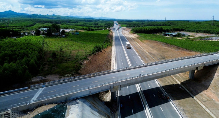 Tuyến chính cao tốc Vạn Ninh - Cam Lộ đã cơ bản hoàn thành Tuyến chính cao tốc Vạn Ninh - Cam Lộ đã cơ bản hoàn thành