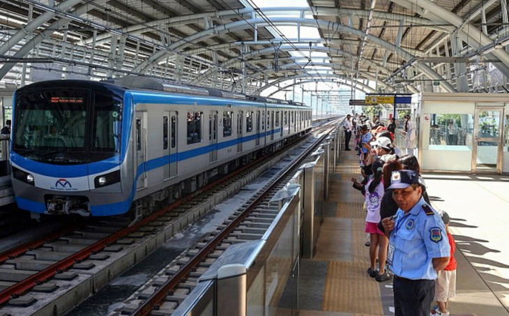 Khách chờ đi metro Bến Thành - Suối Tiên