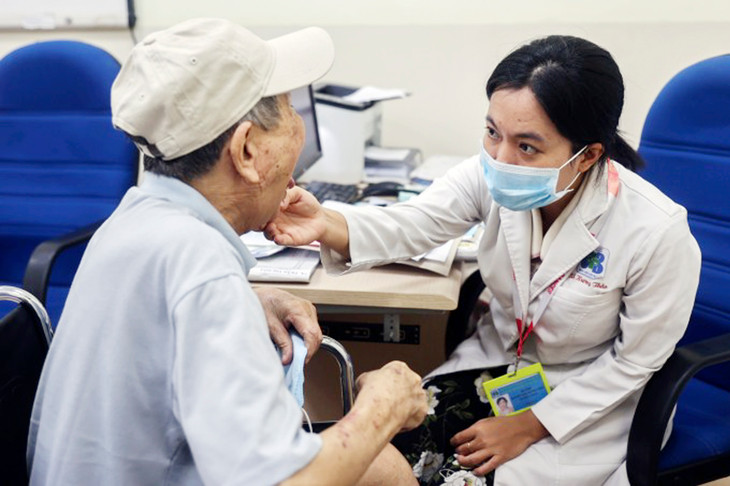 Bác sĩ khám bệnh tại Bệnh viện Ung Bướu TP.HCM cơ sở 2