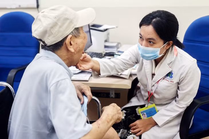 Bác sĩ khám bệnh tại Bệnh viện Ung Bướu TP.HCM cơ sở 2