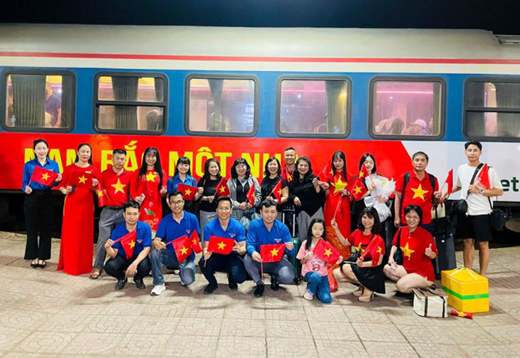 Hành khách trên chuyến tàu Thống Nhất (SE4) dừng ở ga Vinh