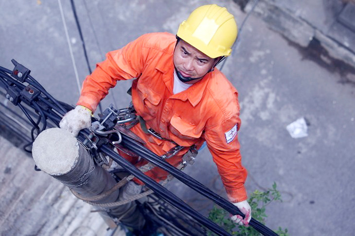 Công nhân ngành điện đang kiểm tra đường dây.