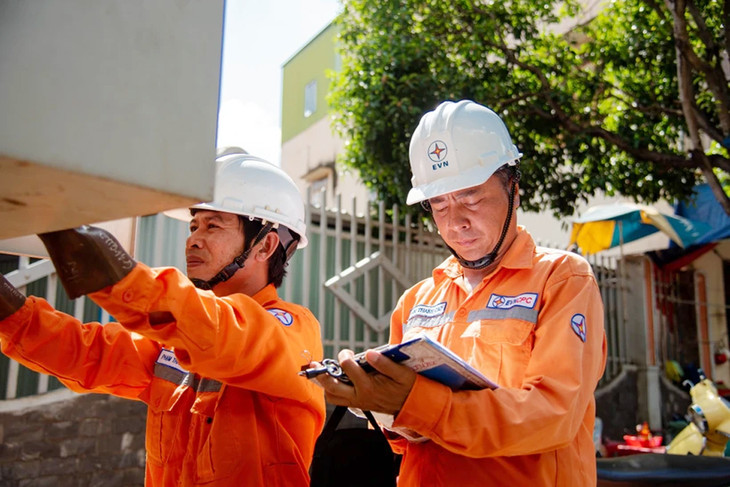 Nhân viên EVN kiểm tra việc vận hành các thiết bị điện Nhân viên EVN kiểm tra việc vận hành các thiết bị điện