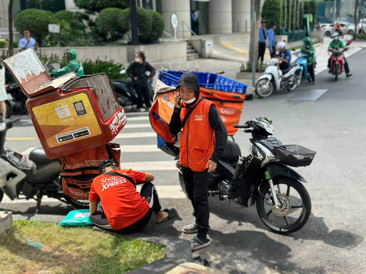 Tài xế giao hàng chờ khách ở Công trường Mê Linh, quận 1, TP.HCM Tài xế giao hàng chờ khách ở Công trường Mê Linh, quận 1, TP.HCM