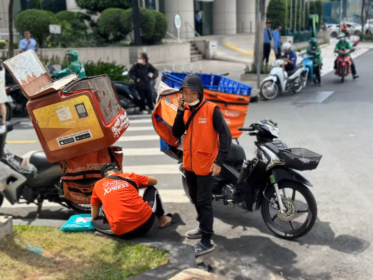 Tài xế giao hàng chờ khách ở Công trường Mê Linh, quận 1, TP.HCM